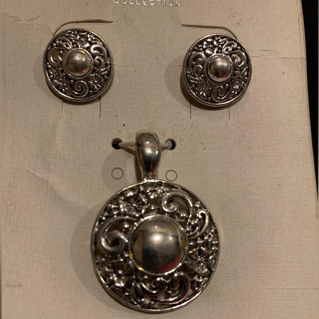 Icon Collection Silver Tone Earrings Pendant Set 12$